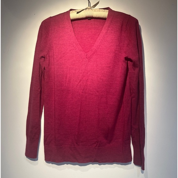 Banana Republic | Cranberry Color Merino Wool V-Neck Sweater Sz M - Picture 3 of 11